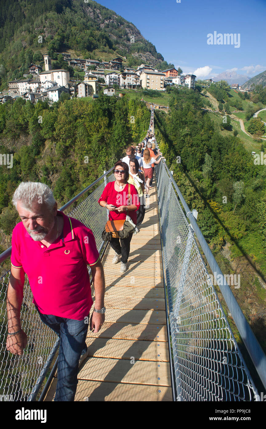 L'Europe, Italie - Como - Campo 'Bridge Orobie Occidentales dans le ciel' de long pont tibétain 234 mètres, 140 mètres de haut, la plus haute d'Europe. Banque D'Images