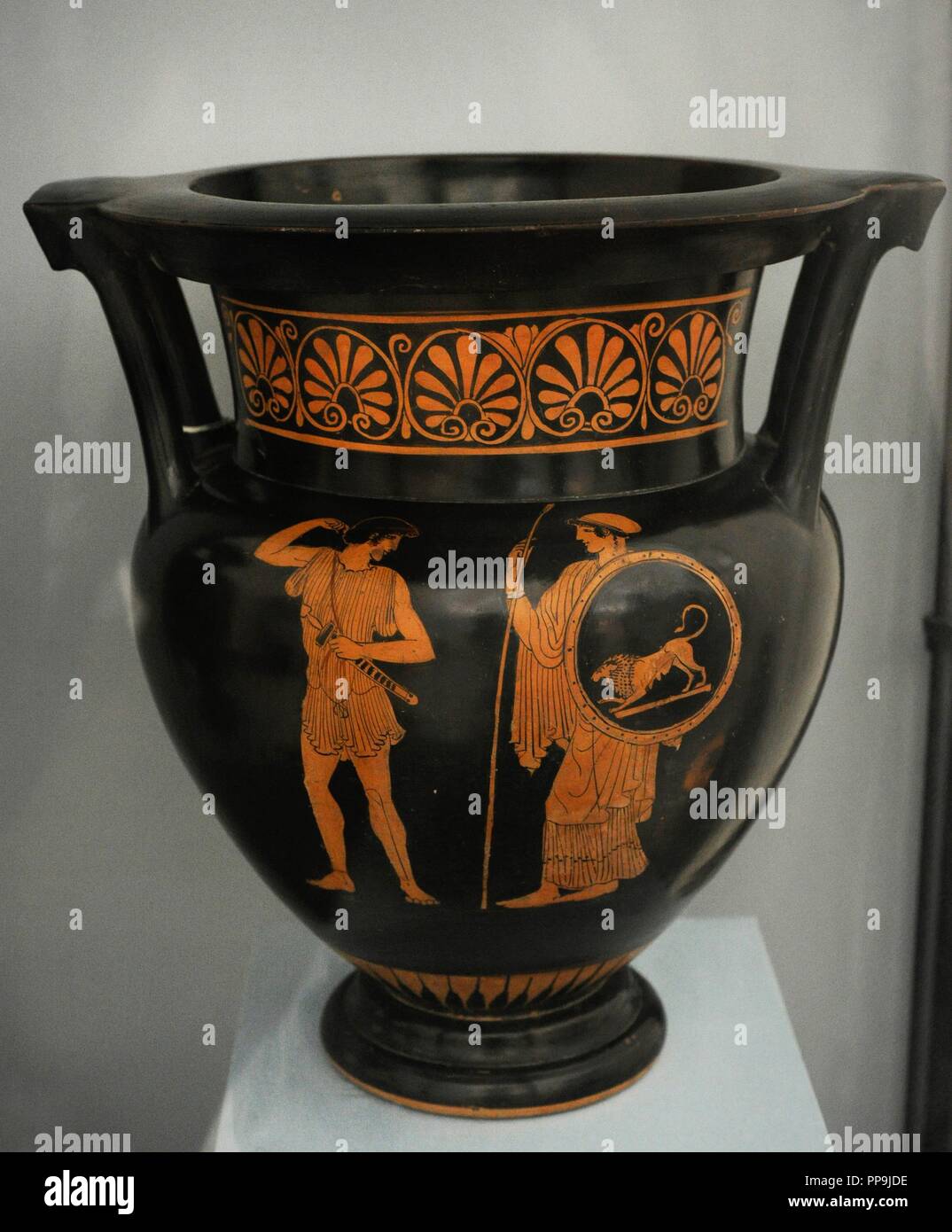 La figure rouge cratère colonne représentant un guerrier devant une jeune fille tenant une lance et un bouclier orné d'un lion. Attribuée à la Syracuse Peintre. ca. 475 BC. À partir de la CUMA. Santangelo Collection. Musée Archéologique National. Naples. L'Italie. Banque D'Images