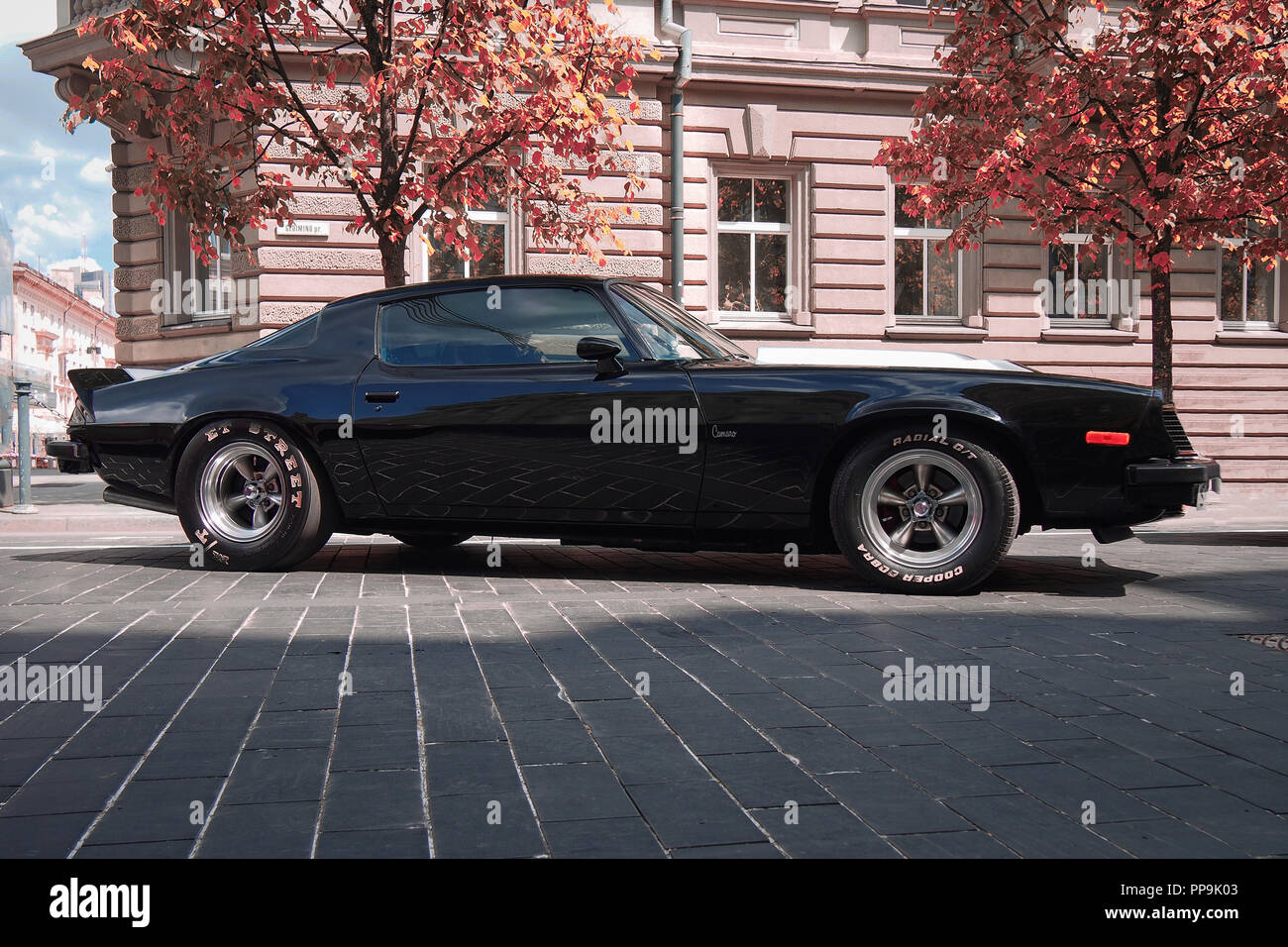 VILNIUS, LITUANIE-Juin 10, 2017 : 1975 Chevrolet Camaro Coupé Sport (deuxième génération) les rues de la ville. Banque D'Images