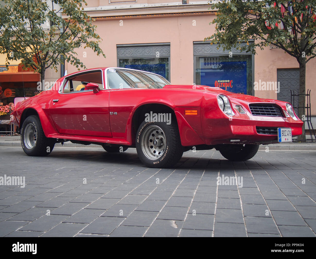 VILNIUS, LITUANIE-Juin 10, 2017 : 1975 Chevrolet Camaro Coupé Sport à les rues de la ville. Banque D'Images