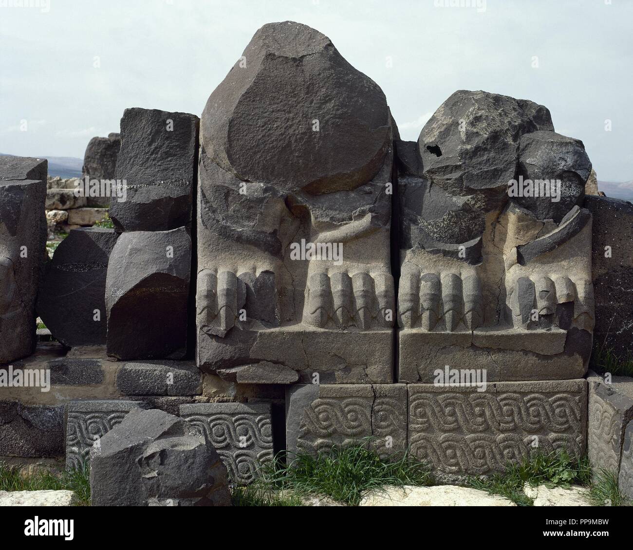 ARTE LE NÉO-HITITA. SIRIA. (CIVILIZACIONES MEDITERRANEO ORIENTAL). SANTUARIO DE AIN-DARA (siglos IX-X a. C.) dedicado lo más probable al culto a Ishtar. Detalle de las garras de una ESFINGE esculpidas en basáltica piedra. Los animales fantásticos custodiaban la entrada al templo. Alrededores de Aleppo. SIRIA. Banque D'Images