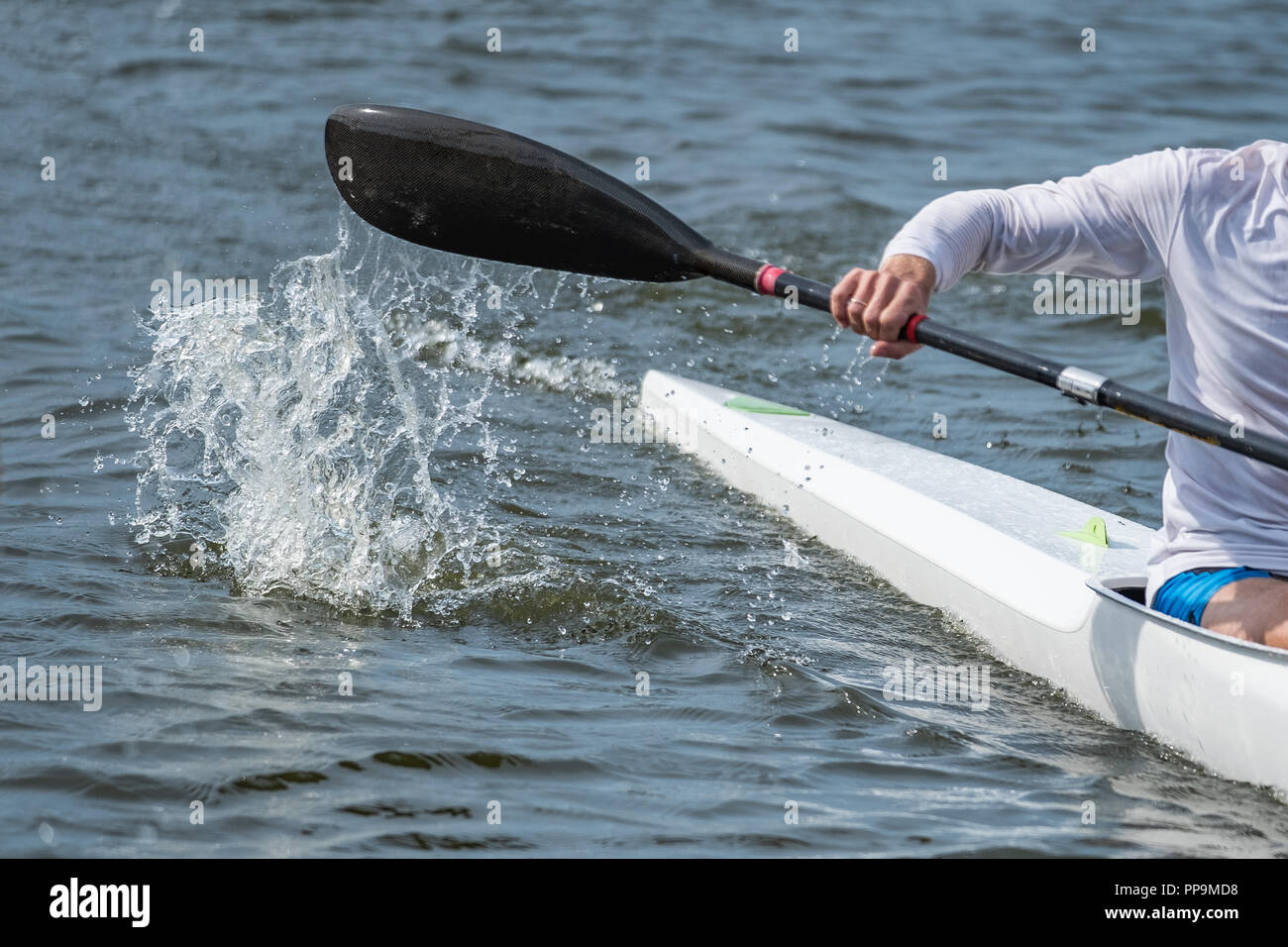 Photo d'une partie d'un kayak avec une pagaie et un rameur. Banque D'Images