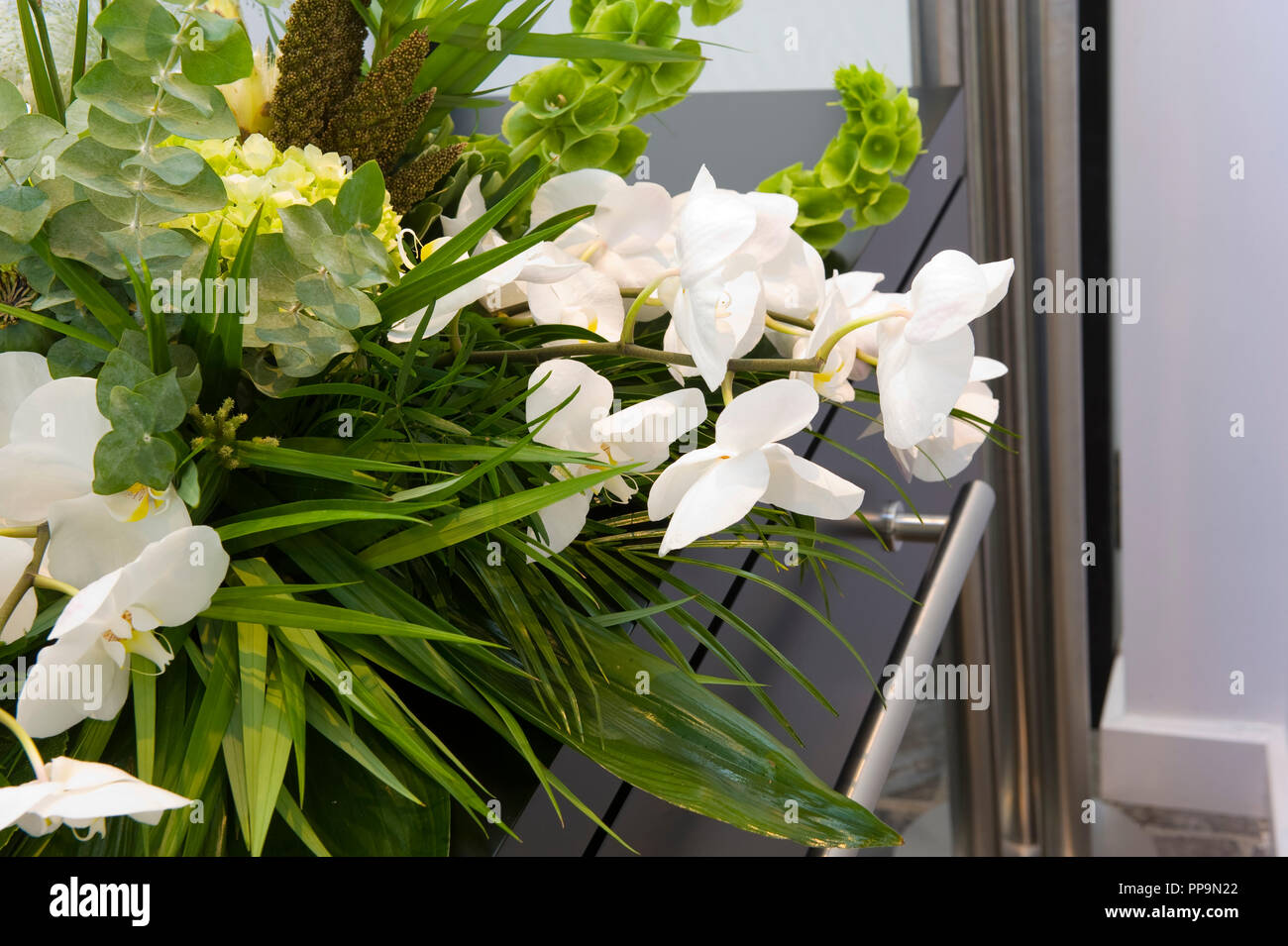 Un arrangement floral sur un cercueil dans une morgue Banque D'Images