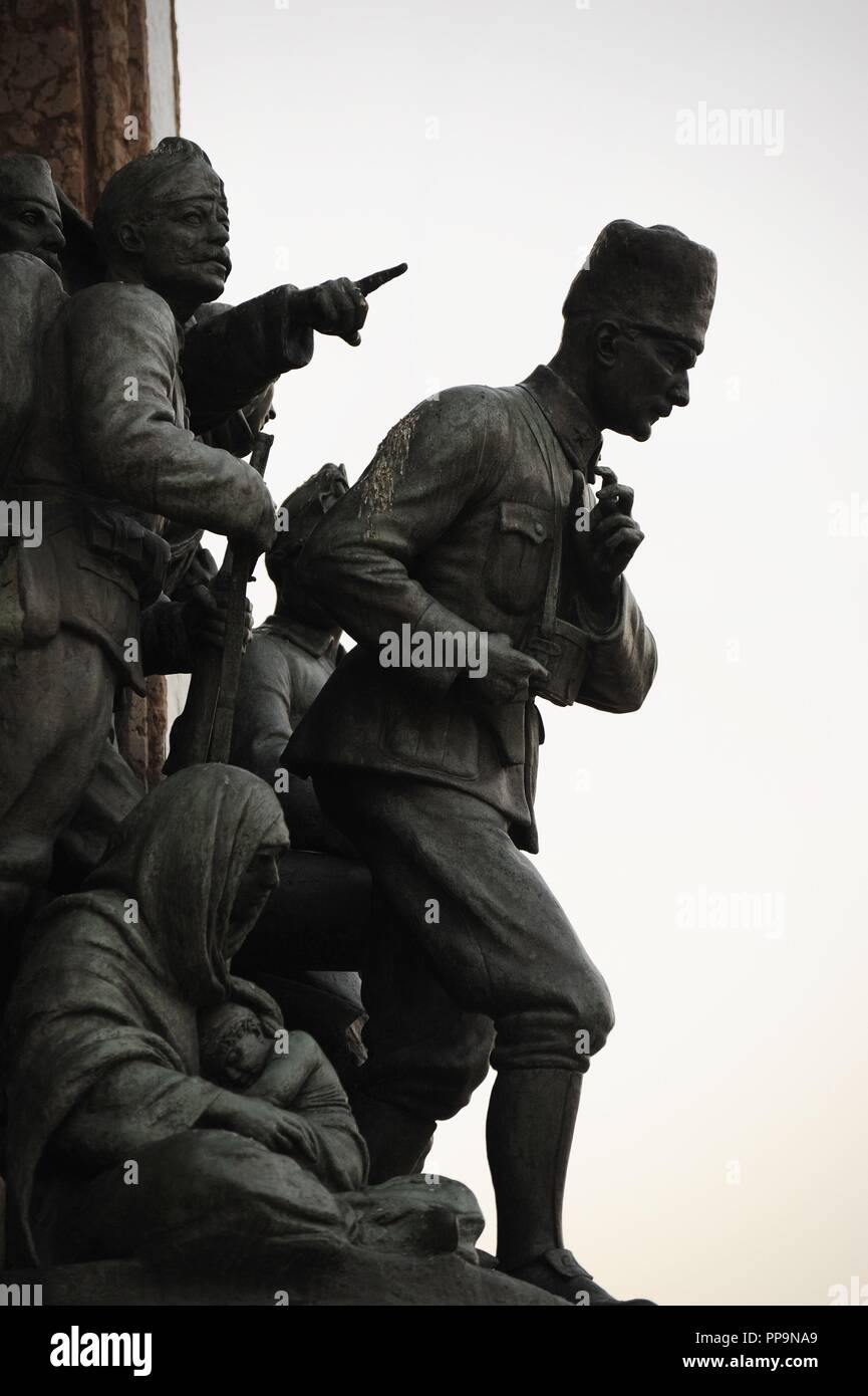 La Turquie. Istambul. Monument de la République, conçu par le sculpteur Pietro Canonica Pietro Canonica (1869-1959). La Place Taksim. Banque D'Images