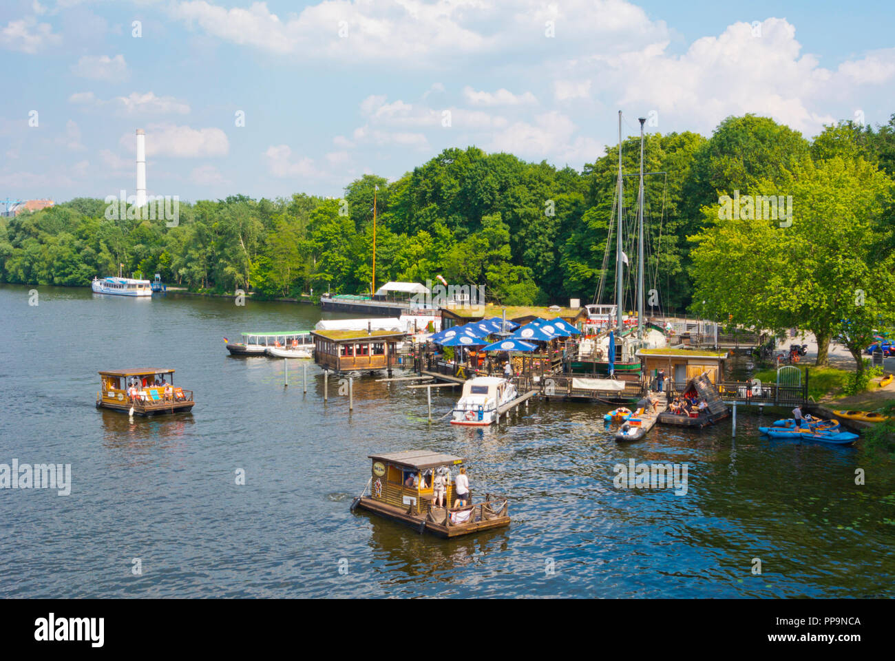 Poetensteig, bateau piers et restaurants, Spree, parc de Treptow, Alt-Treptow, Berlin, Allemagne Banque D'Images