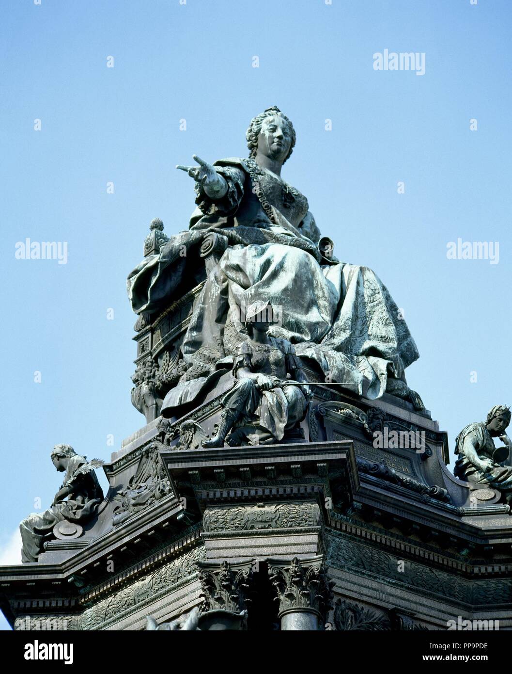 Marie-thérèse (1717-1780). L'Impératrice du Saint Empire Romain. Statue de la Maria Theresia monument. Par sculpteur allemand Kaspar von Zumbusch, 1888. Vienne. L'Autriche. Banque D'Images