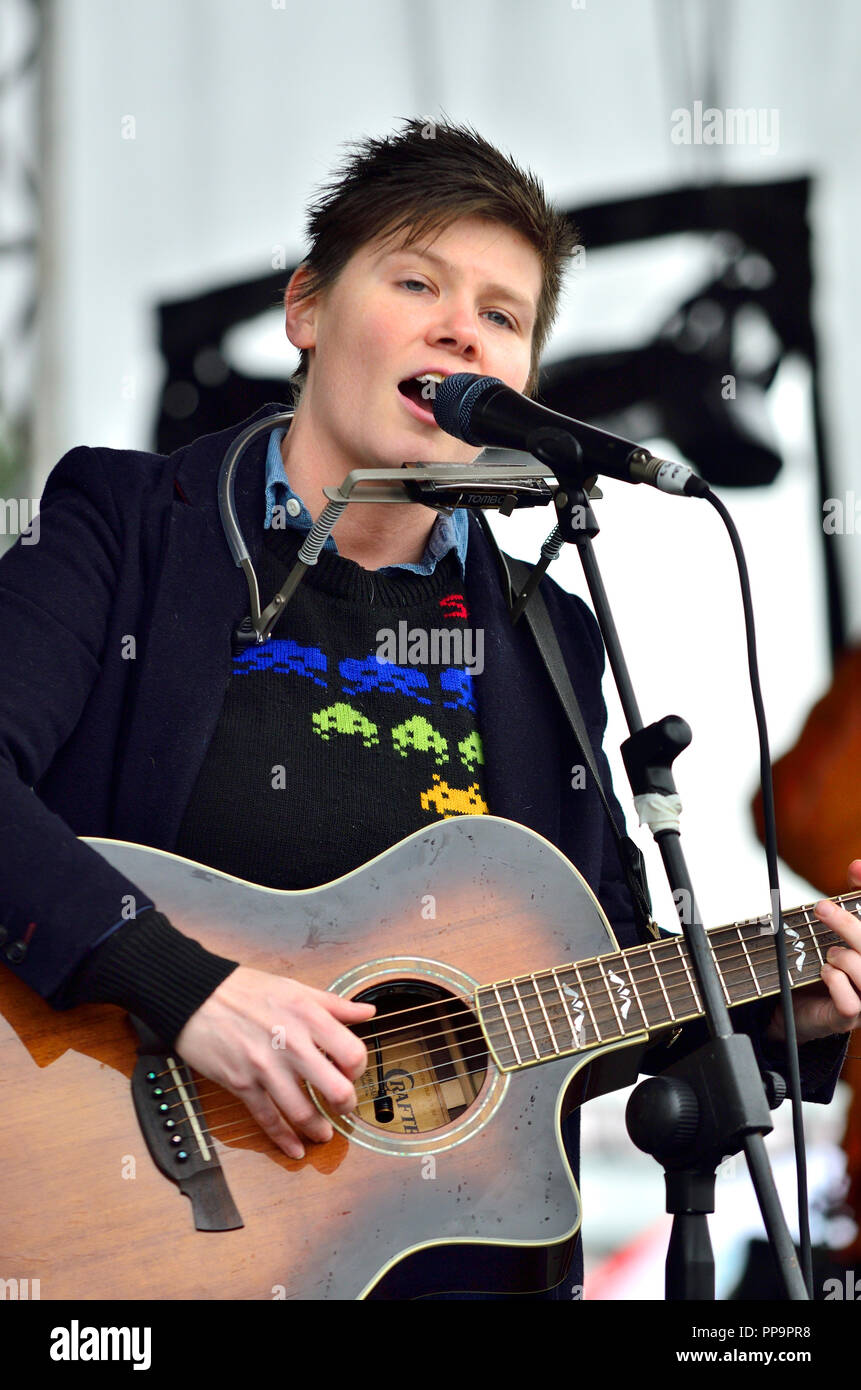 Grace Petrie - chanteur-compositeur-interprète - Exécution dans Hyde Park avant la marche pour la faune, Londres, 22 sept 2018 Banque D'Images