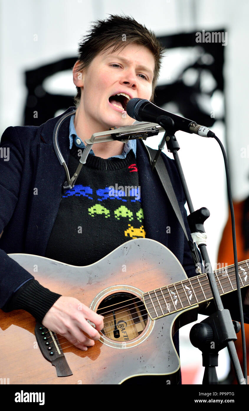 Grace Petrie - chanteur-compositeur-interprète - Exécution dans Hyde Park avant la marche pour la faune, Londres, 22 sept 2018 Banque D'Images