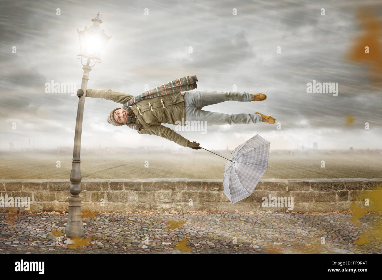 L'homme est ébloui par une puissante tempête Banque D'Images
