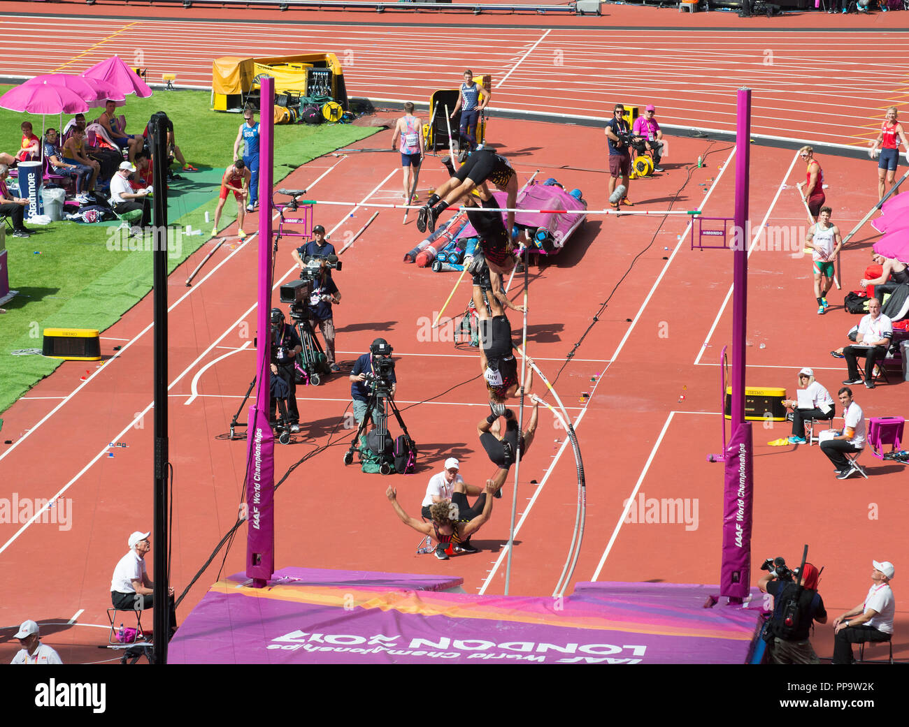 Time-Lapse of Arnaud Art Pole-Vaulting au Championnat du monde d'athlétisme de Londres 2017 Banque D'Images
