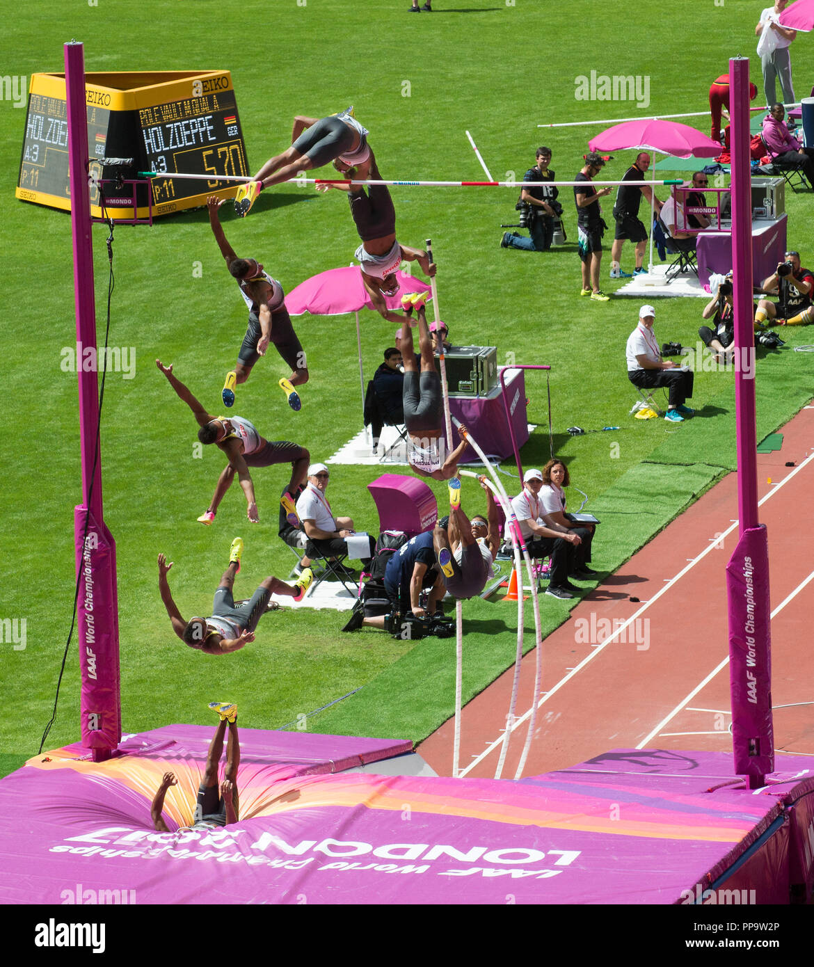 Time-lapse de Raphael Holzdeppe Pole-Vaulting au Championnat du monde d'athlétisme de Londres 2017 Banque D'Images