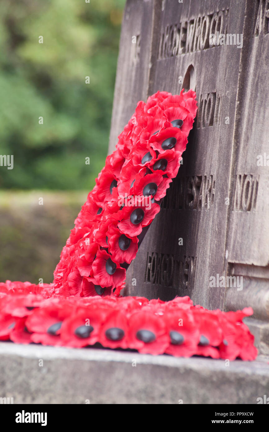 Couronne de pavot à Helensburgh War Memorial, Argyll, Scotland. Banque D'Images