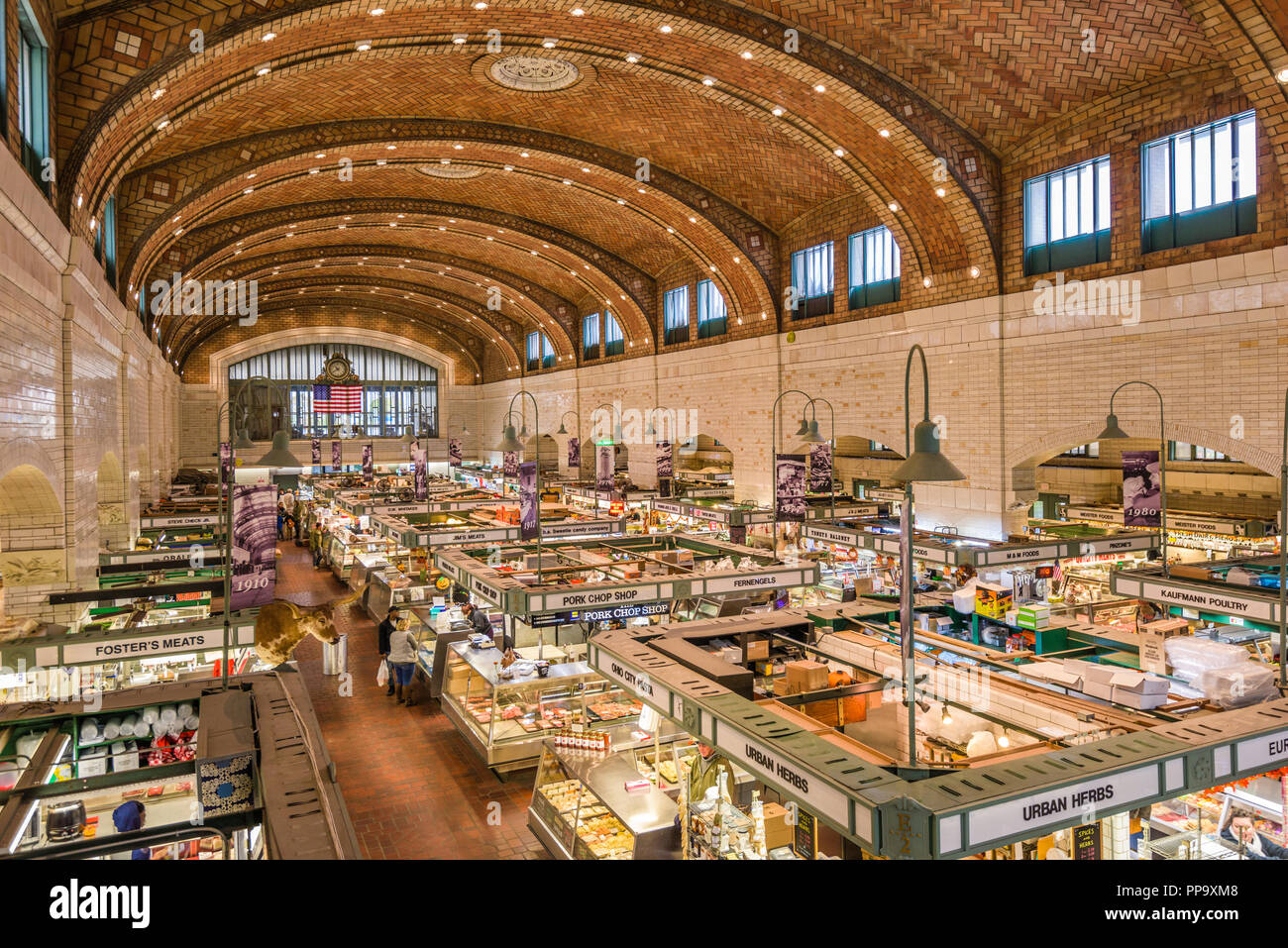 CLEVELAND, Ohio - 30 octobre 2017 : Le côté ouest de l'intérieur du marché. Il est considéré comme le plus vieux marché d'exploitation de l'espace dans Cleveland. Banque D'Images
