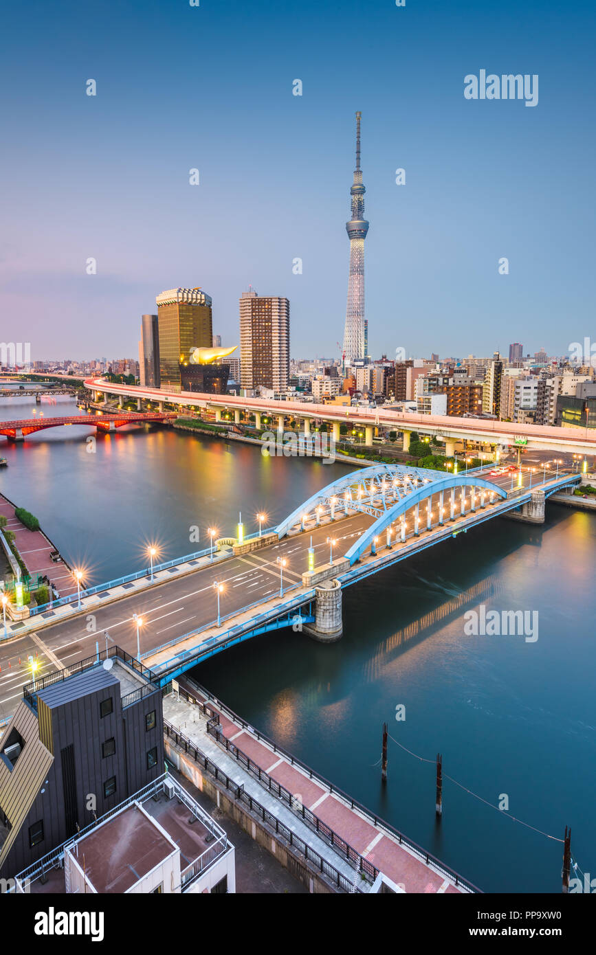 Tokyo, Japon la Rivière Sumida skyline at Dusk. Banque D'Images