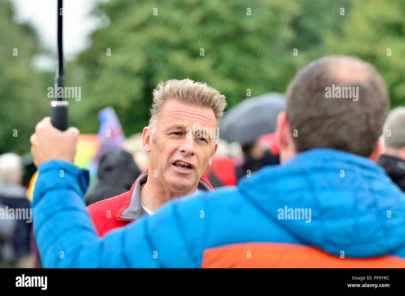 Chris Packham - TV - présentateur de la faune d'être interviewé dans la pluie dans Hyde Park avant la marche pour la faune, Londres, 22 sept 2018 Banque D'Images