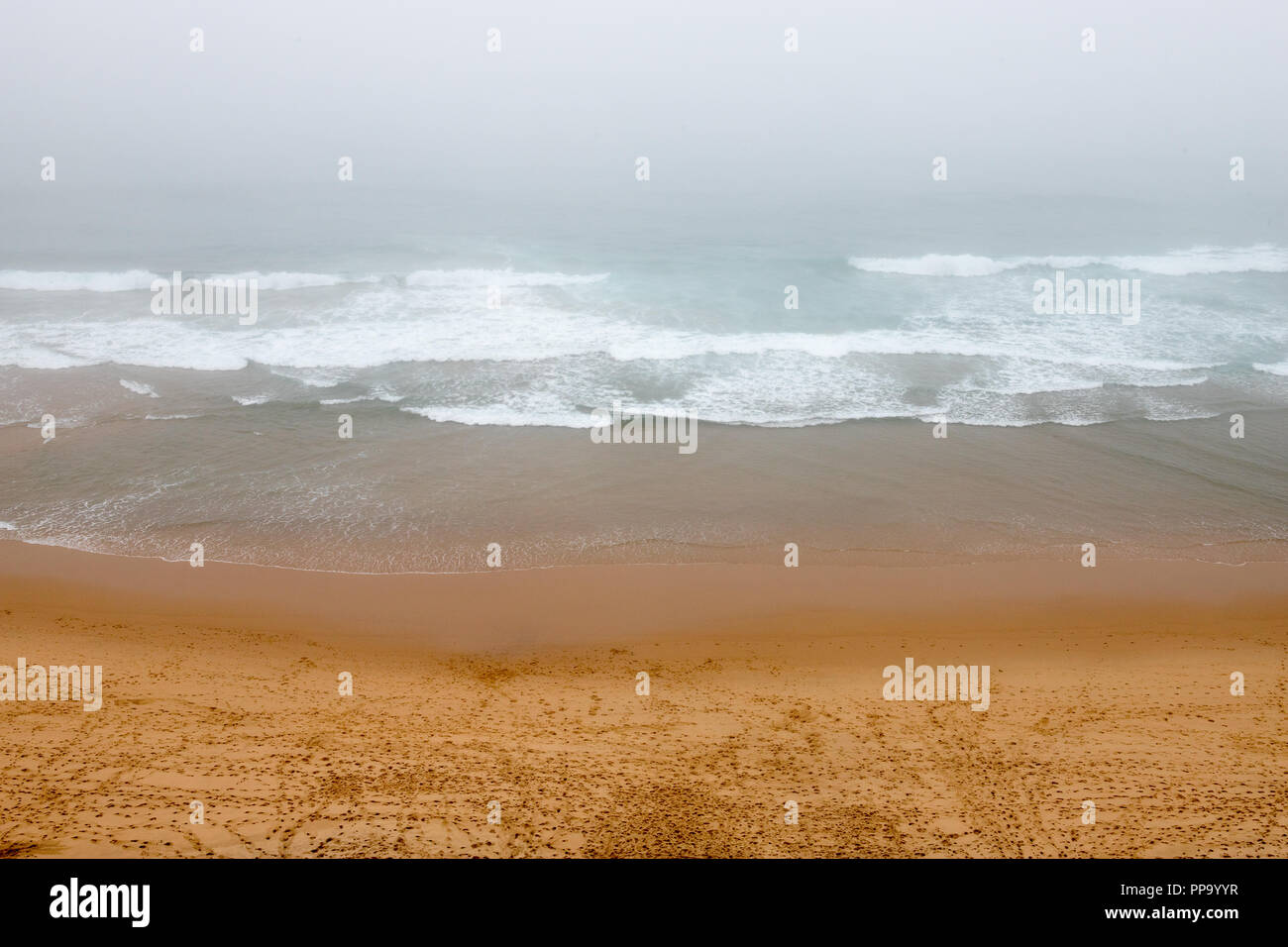 Portugal les vagues et plage de temps nuageux. Banque D'Images