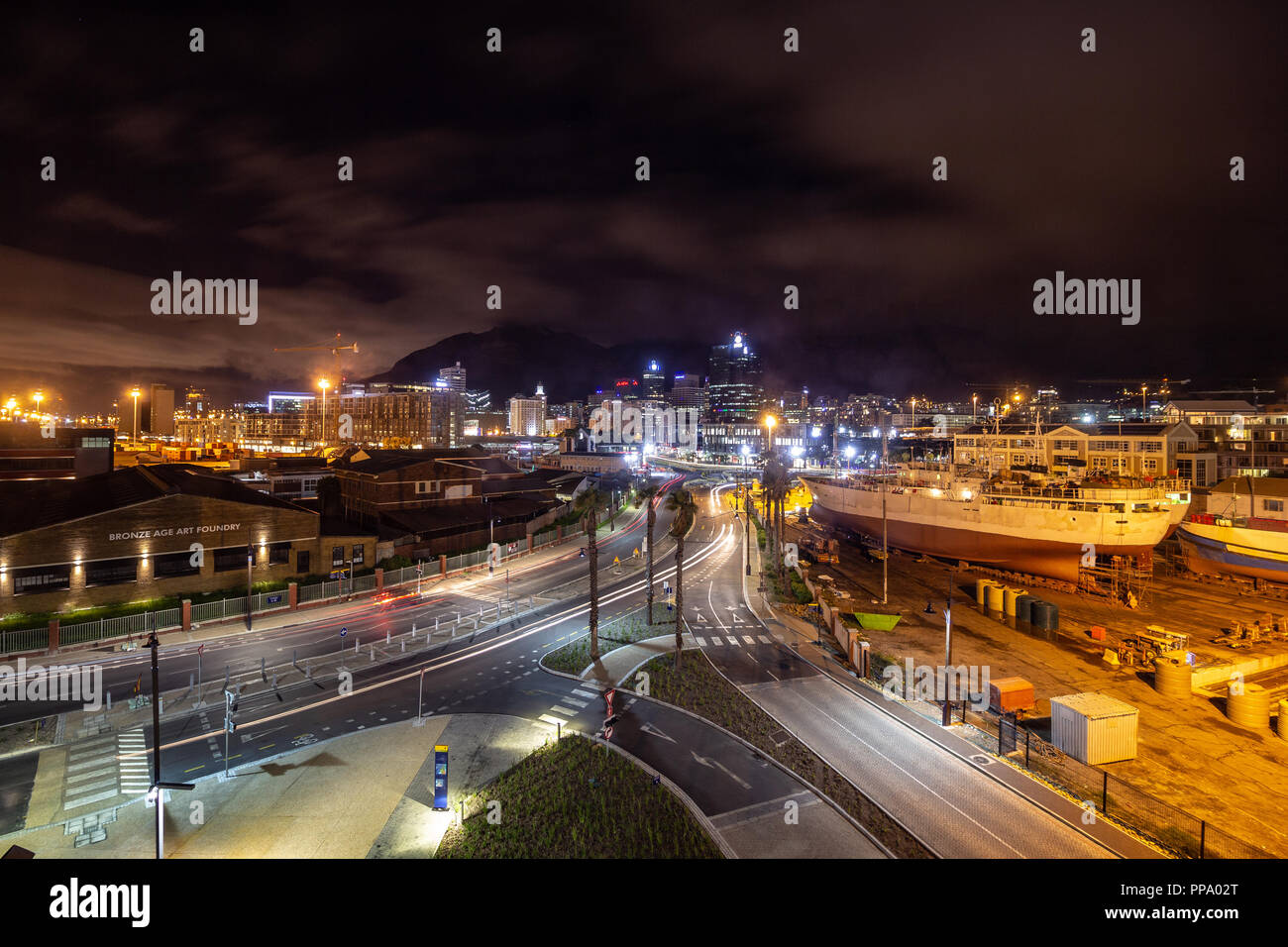 Scène de nuit à partir de Cape Town, Afrique du Sud. Table Mountain et chantier vu dans l'image. Banque D'Images