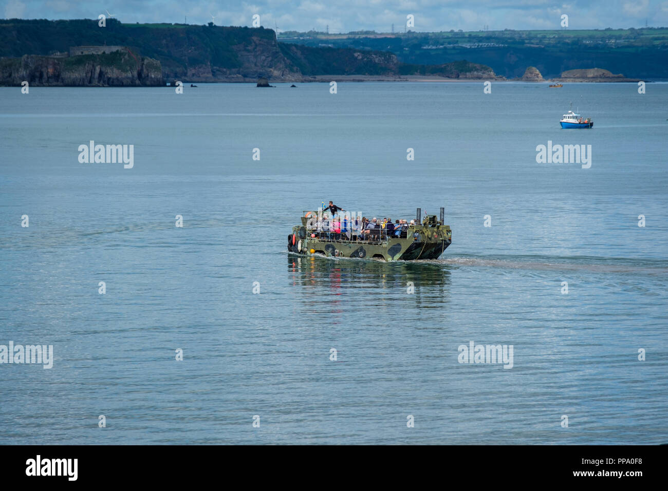 Véhicule qui transporte les gens amphibie entre bateaux et de la jetée à marée basse sur l'île de Caldey, Pembrokeshire, Pays de Galles Banque D'Images