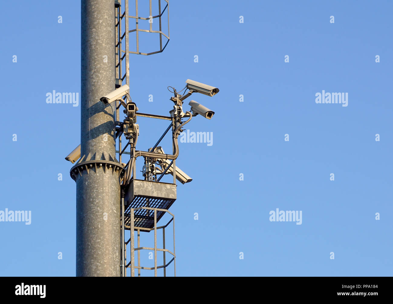 Pôle lumière avec caméra de sécurité surveillance vidéo cctv . Banque D'Images