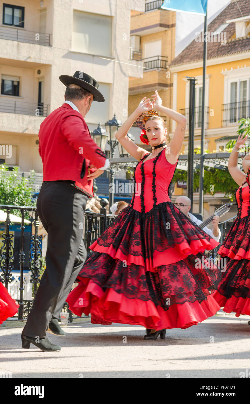 Danseurs de flamenco, l'homme et de la femme, l'exécution de Fandango, Fuengirola un caballo. Événement annuel, fête, événement, Málaga, Andalousie, espagne. Banque D'Images
