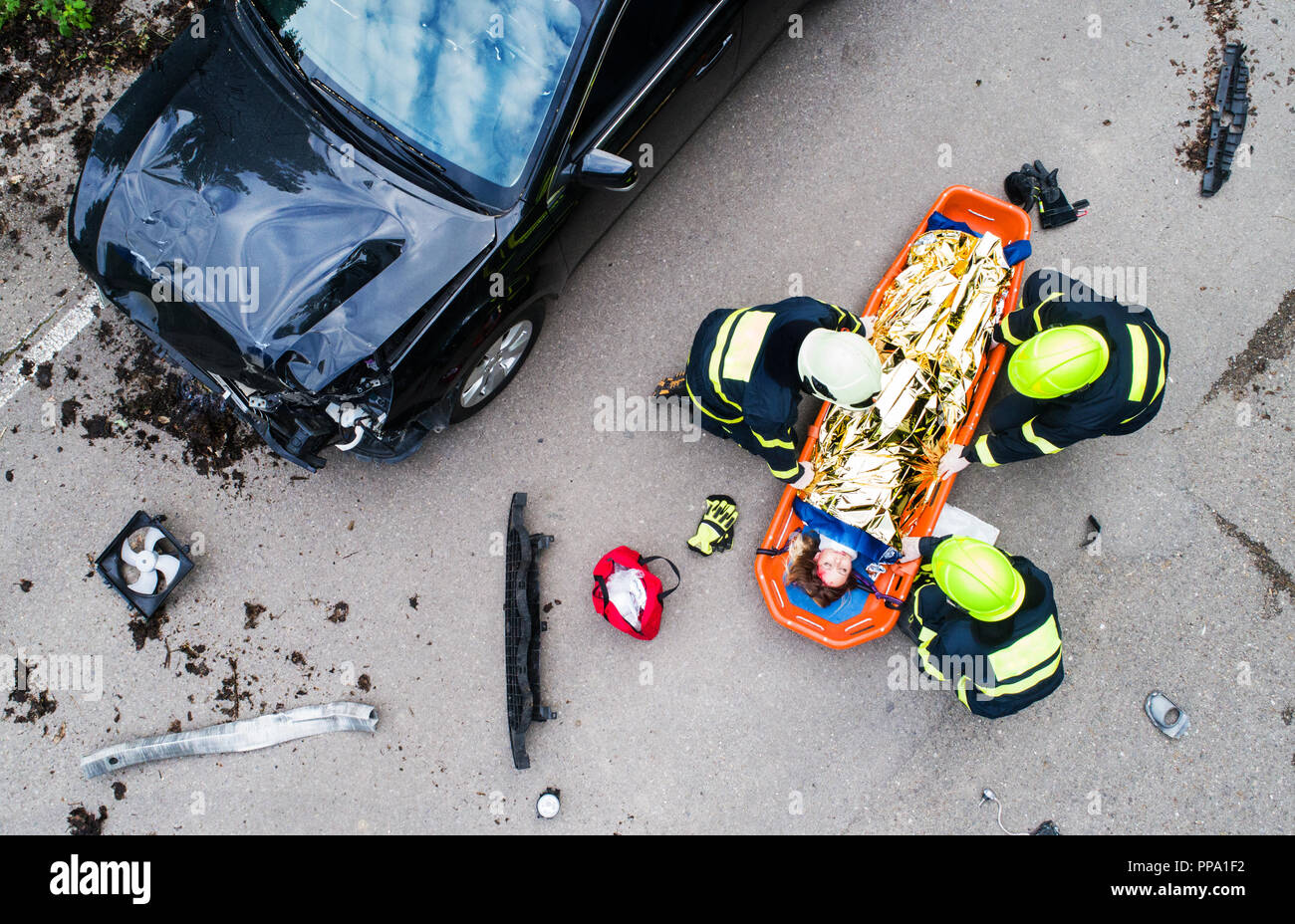 Une femme blessée dans une civière en plastique après un accident de  voiture, couvert par une couverture thermique Photo Stock - Alamy