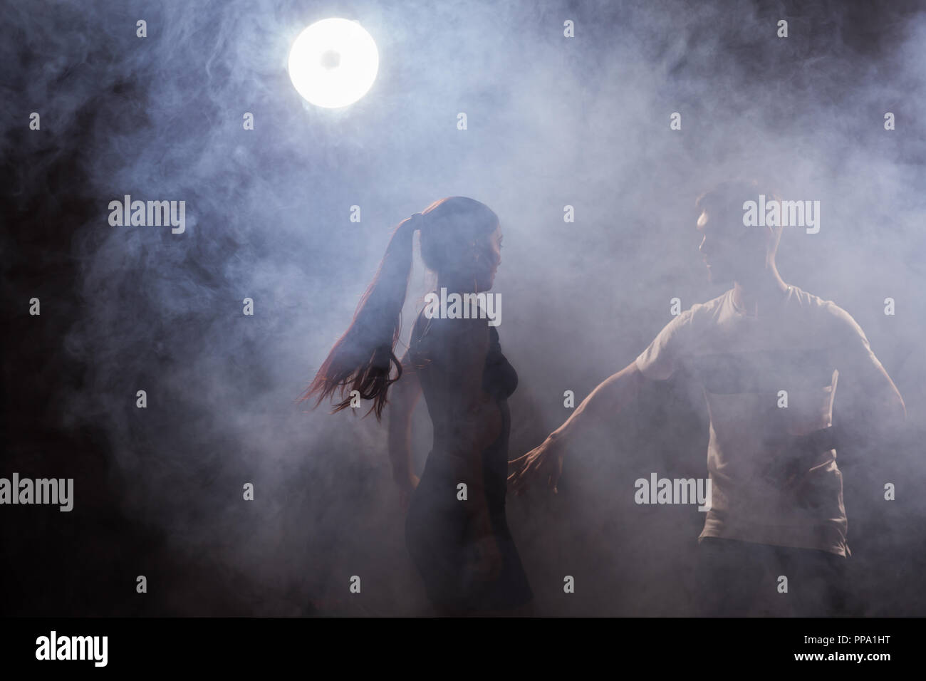 Adultes heureux actif dancing bachata ensemble en classe de danse Banque D'Images