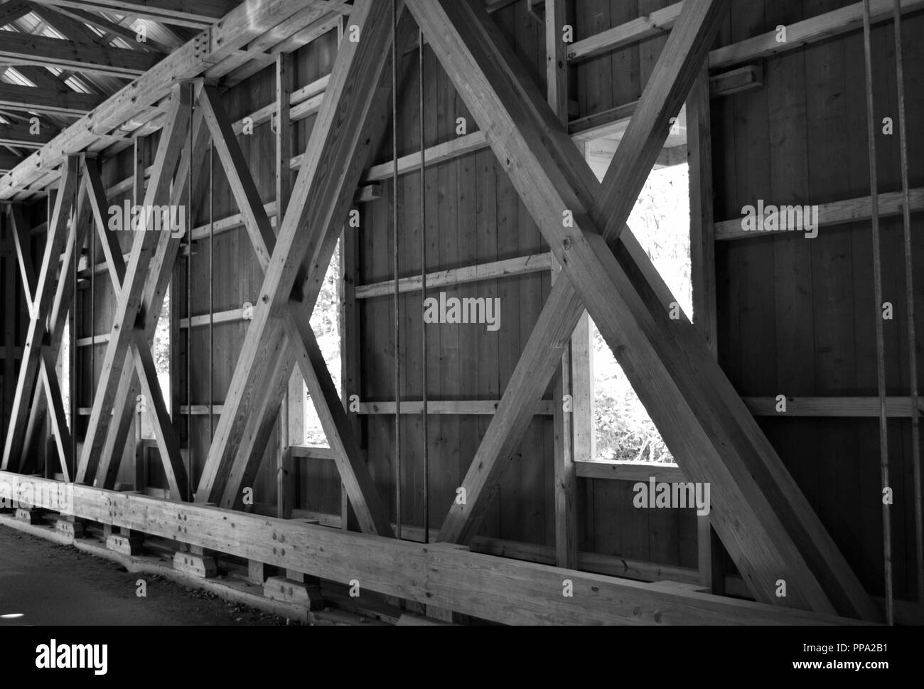 Intérieur d'un pont couvert en noir et blanc Banque D'Images