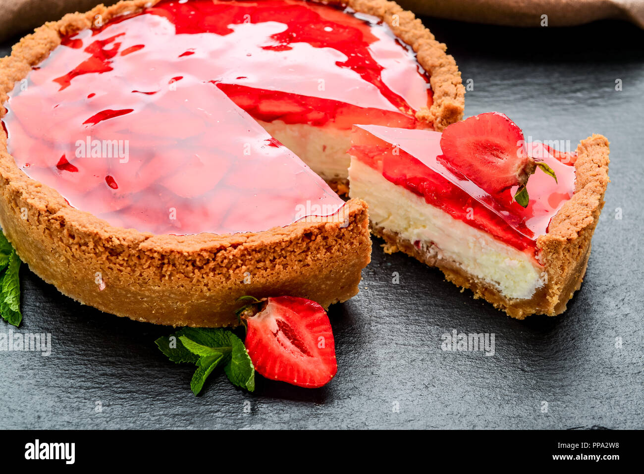 Gâteau au fromage et fraises à froid avec gelée de fraises. Banque D'Images