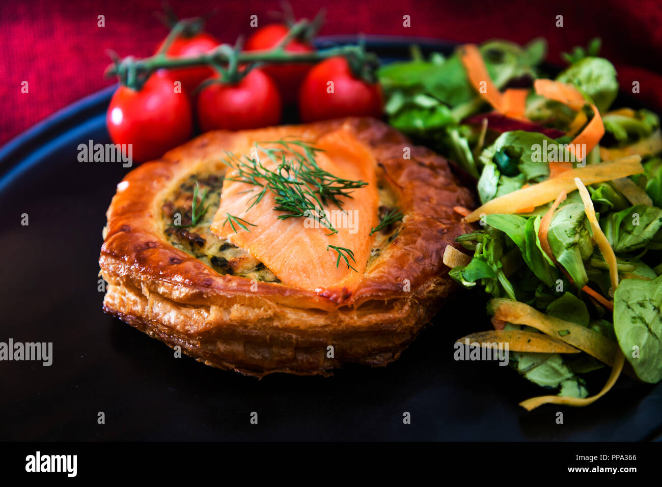 Tarte Quiche aux poireaux et saumon fumé Banque D'Images