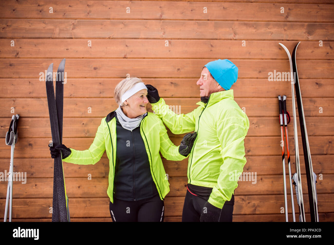 Couple de se préparer pour le ski de fond. Banque D'Images