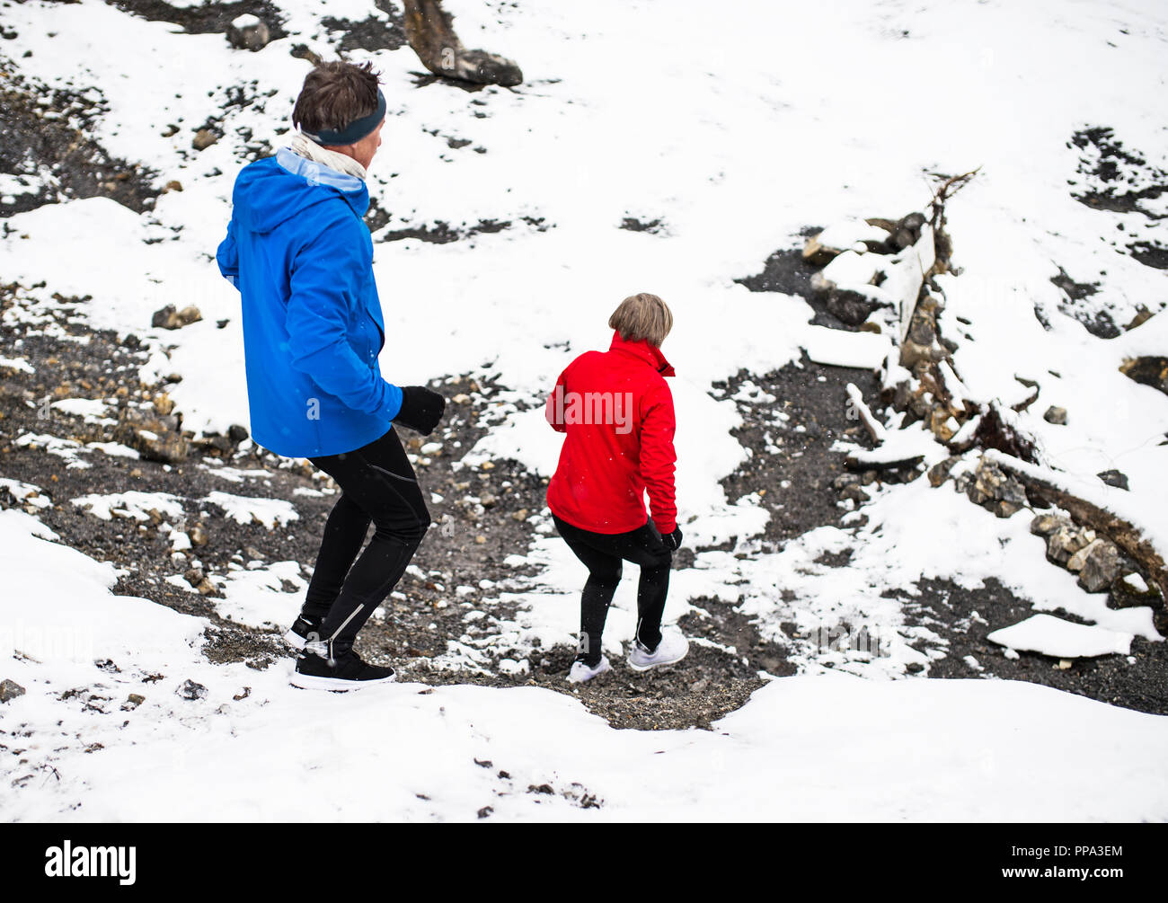 Un senior descente en hiver neige la nature. Banque D'Images