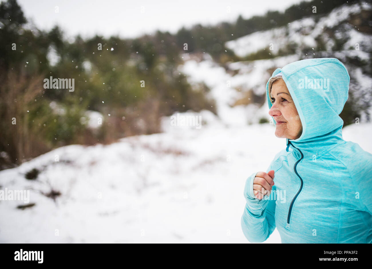 Happy senior woman jogging en hiver la nature. Banque D'Images