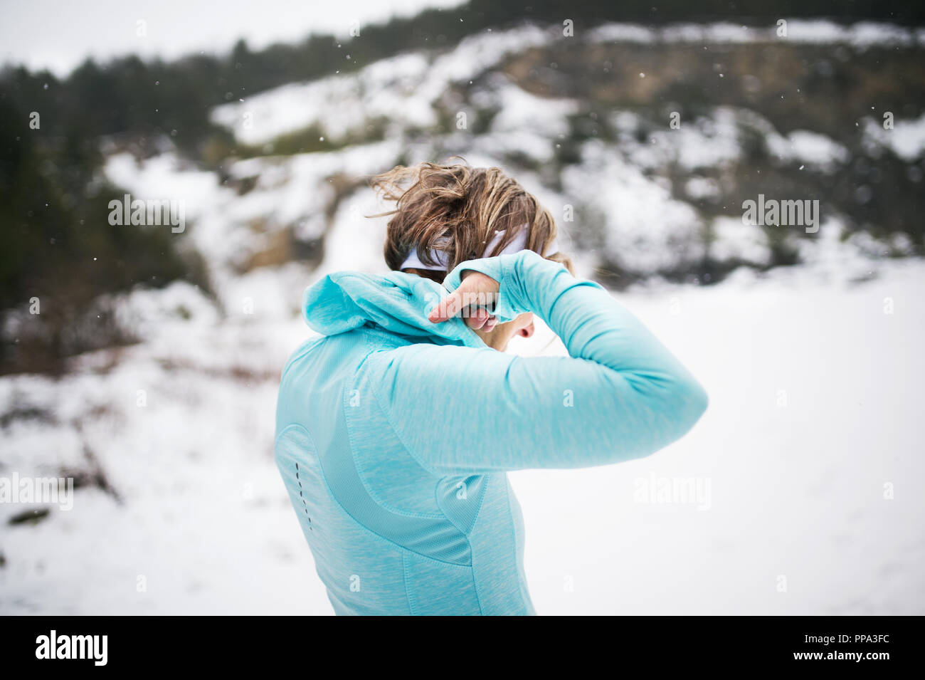 Senior woman runner standing en hiver la nature, se reposer. Banque D'Images