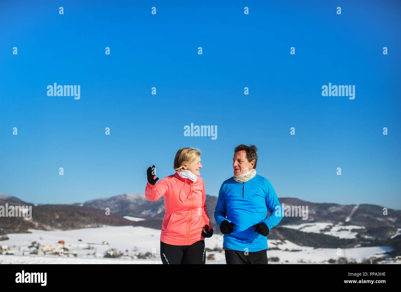 Happy senior couple jogging en hiver la nature. Banque D'Images