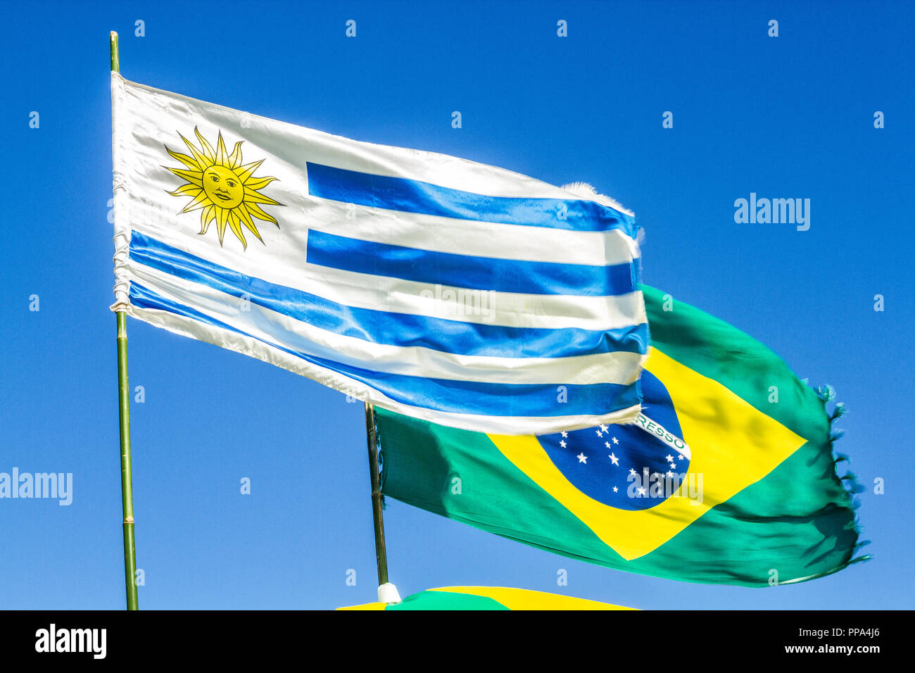 Brésilien à drapeaux uruguayen et Lagoinha do Norte Beach. Florianopolis, Santa Catarina, Brésil. Banque D'Images