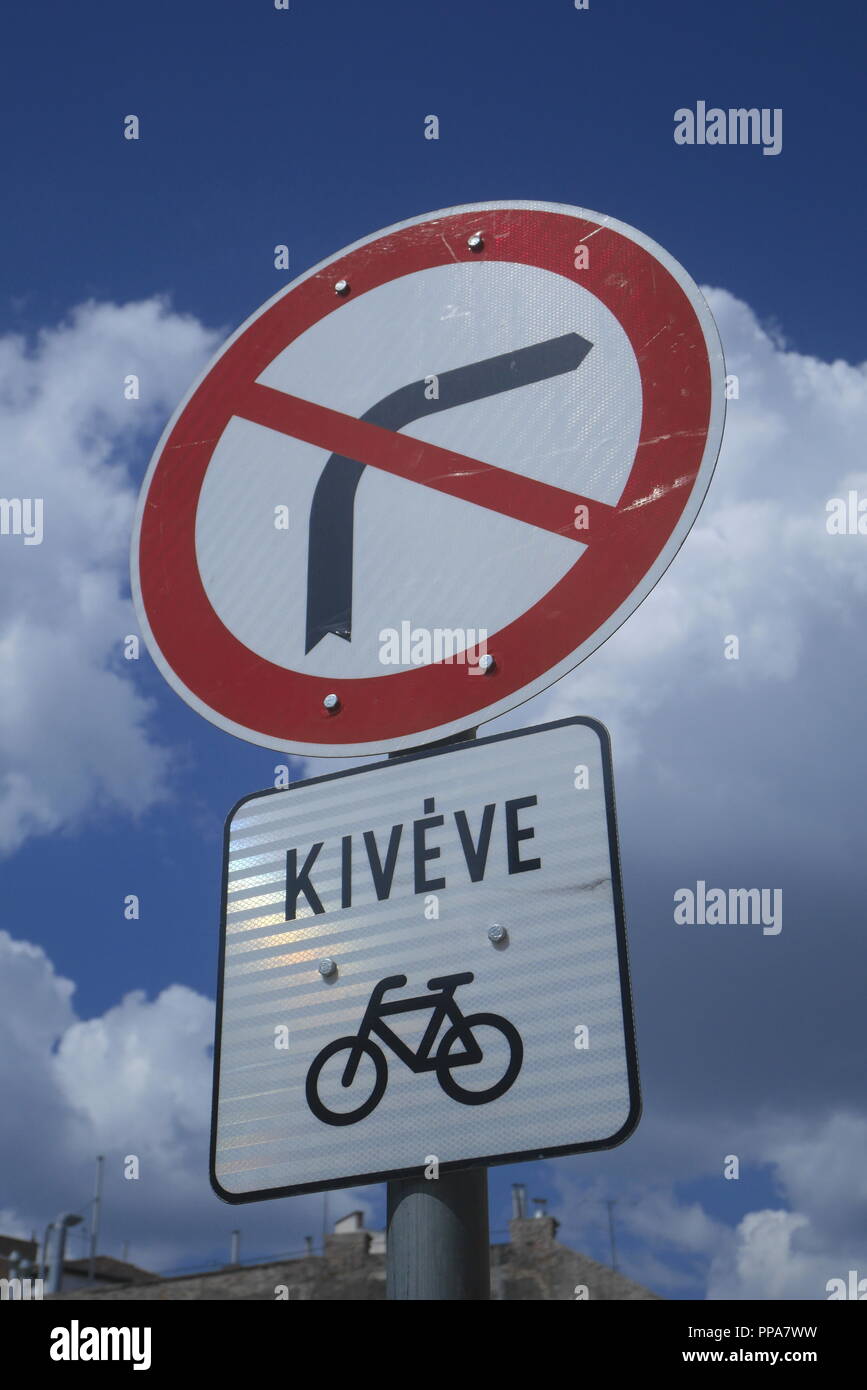 La signalisation routière indiquant l'absence de virage à droite et pas d'entrée sauf pour les cyclistes, en hongrois, Budapest, Hongrie Banque D'Images