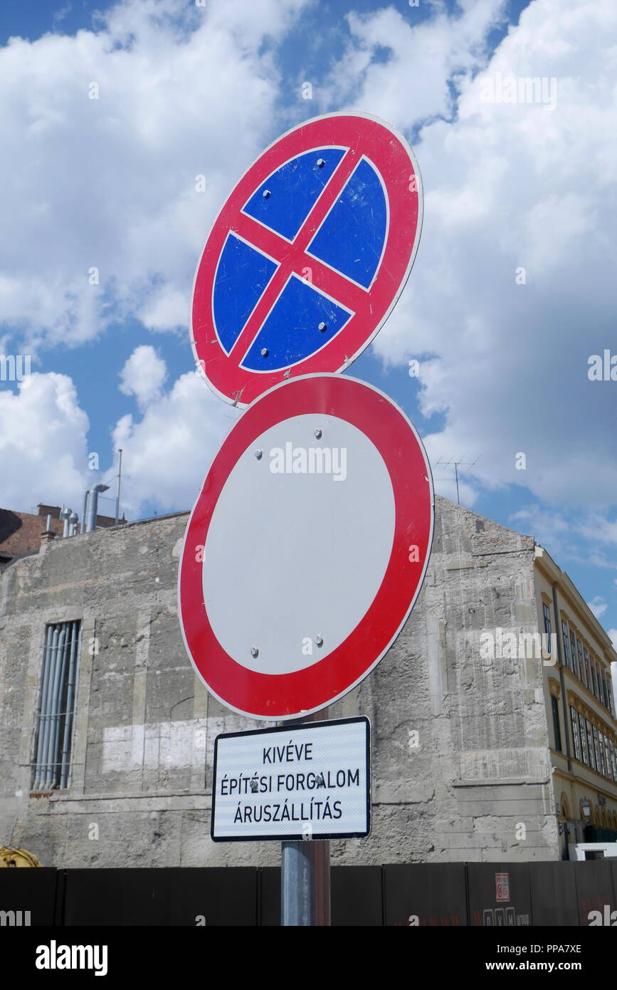 Panneau de circulation en hongrois disant pas d'entrée, sauf pour les livraisons et les engins de travaux publics. Banque D'Images