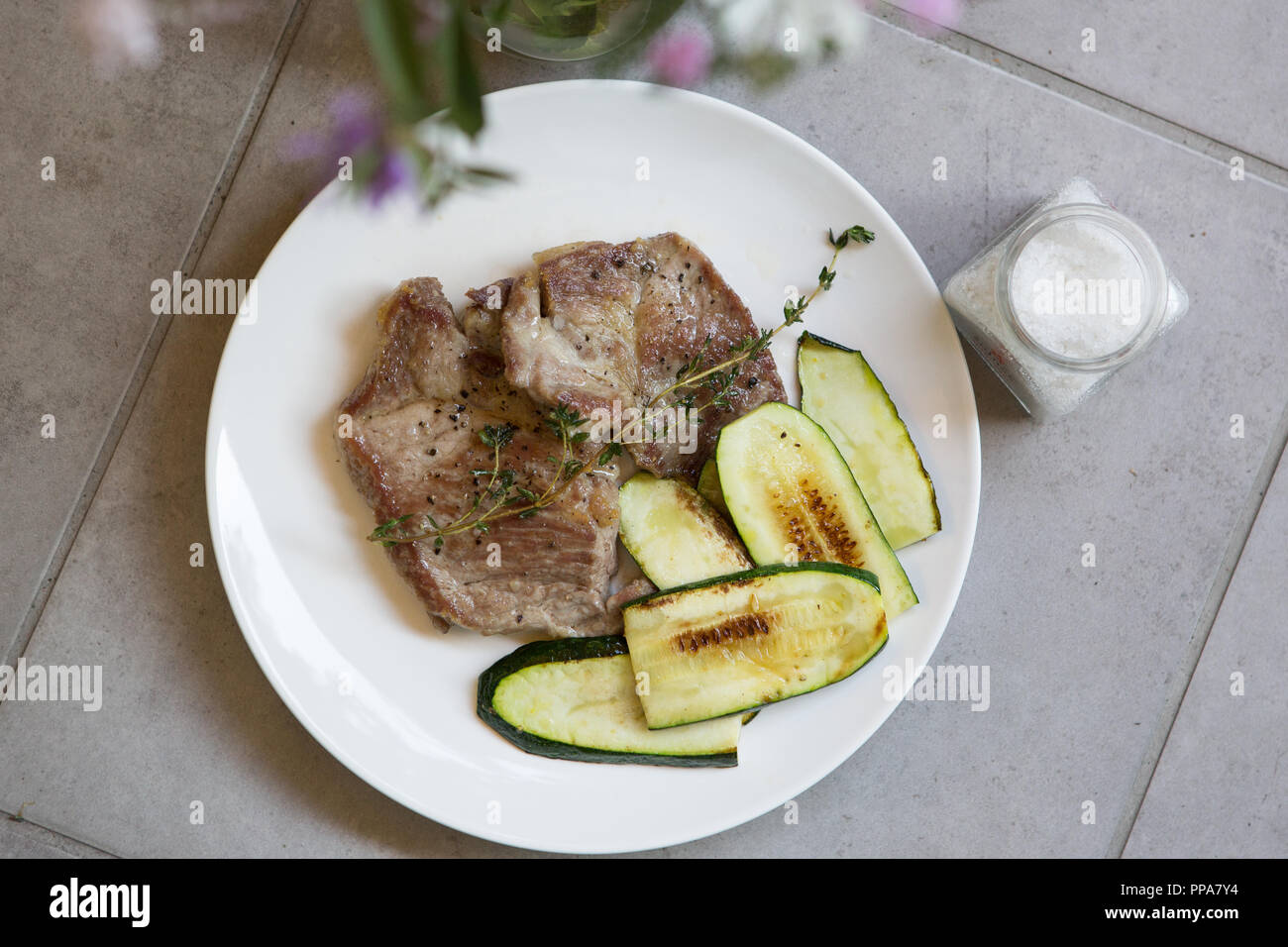 Accueil : plat cuisiné avec du porc potiron courgettes Banque D'Images