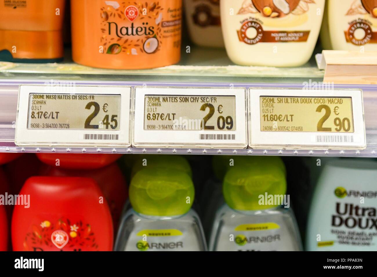 Étiquettes électroniques sur étagère de supermarché, France Banque D'Images