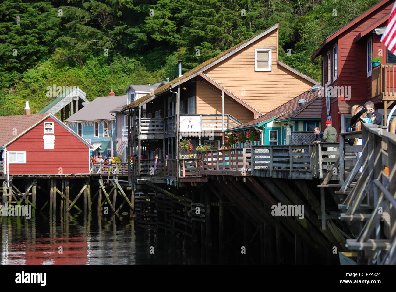 Magasins et restaurants dans les bâtiments en bois construite sur l'eau dans la région de Ketchikan, Alaska. Banque D'Images