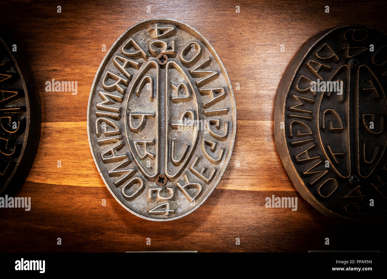 Lingotto Turin Italie 22 septembre 2018 Terra Madre - Salone del Gusto - marques anciennes pour l'estampage à chaud de Parmigiano Reggiano Banque D'Images