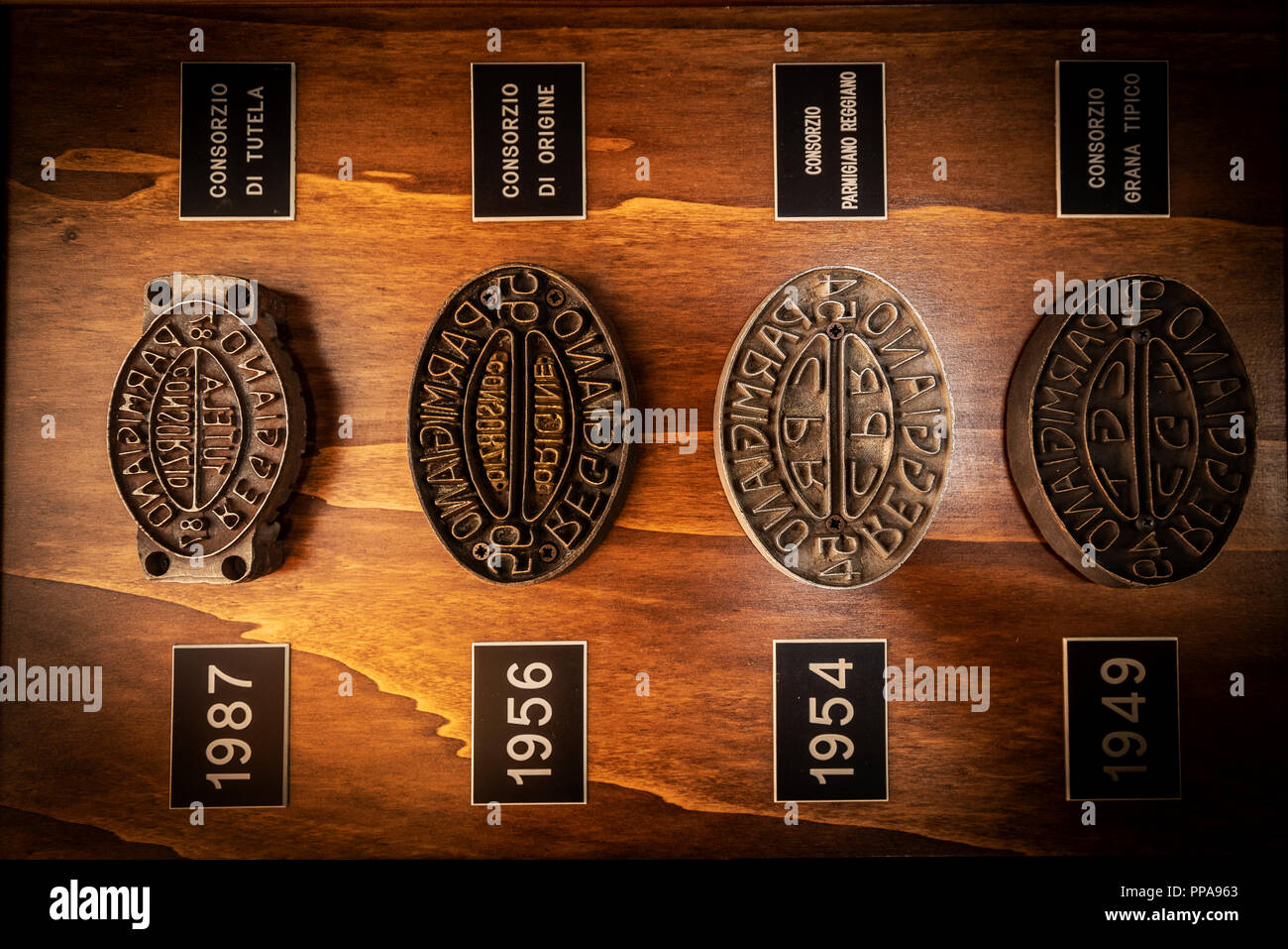 Lingotto Turin Italie 22 septembre 2018 Terra Madre - Salone del Gusto - marques anciennes pour l'estampage à chaud de Parmigiano Reggiano Banque D'Images