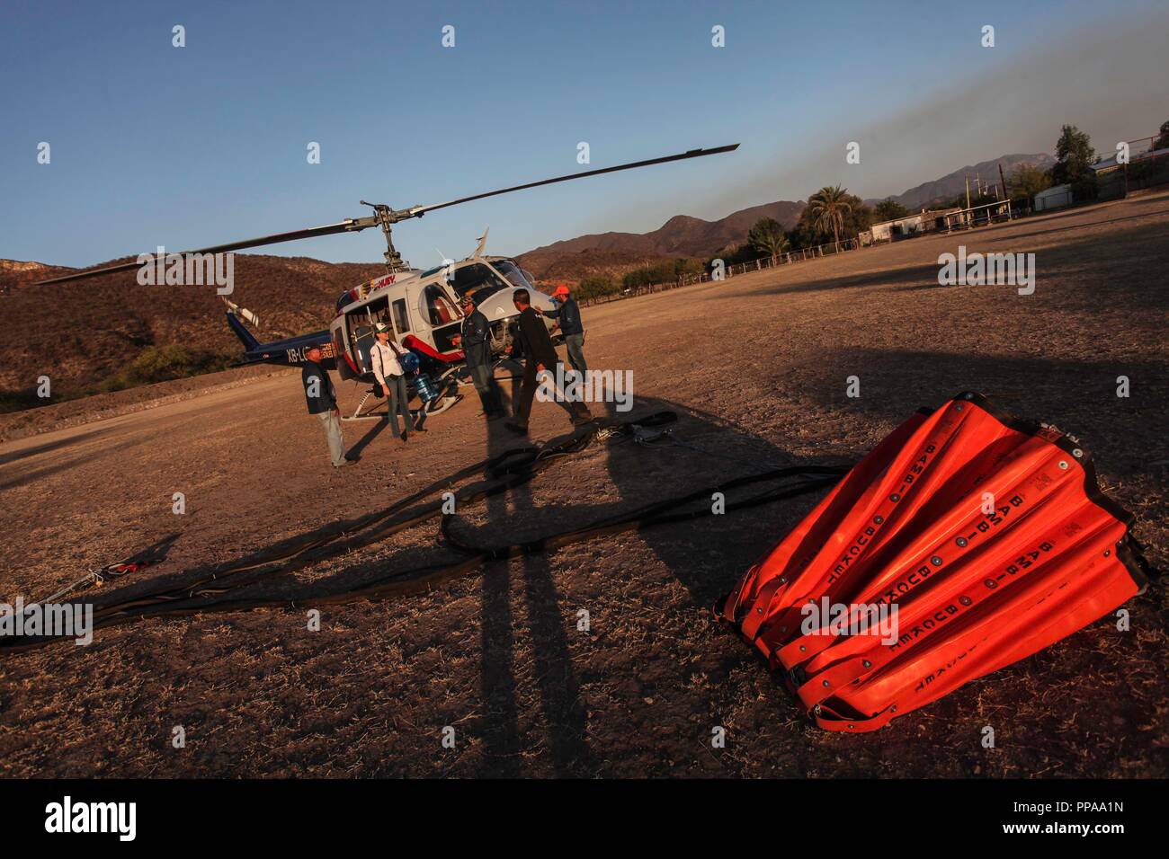 Utilisé par l'hélicoptère Conafor, Commission forestière nationale de lutte contre les incendies de forêts dans la Sierra de Sonora, au Mexique. Juin 2014... (Photo : LuisGutierrez NortePhoto.com) / Helicóptero utilizado por la Conafor, Comision Nacional Forestal para el combate de incendios de los bosques en la Sierra de Sonora, Mexique. juin 2014. (Foto : © LuisGutierrez NortePhoto.com) / Helicóptero. Helico Banque D'Images