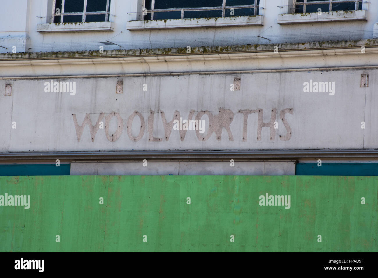 Vide Fermé barricadèrent Woolworths boutique, UK Banque D'Images
