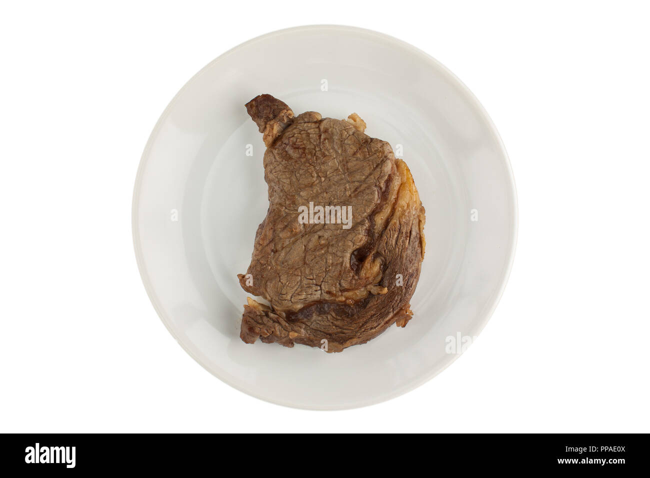 Morceau de viande frits steak (ripe) sur une plaque blanche sur un fond isolé Banque D'Images