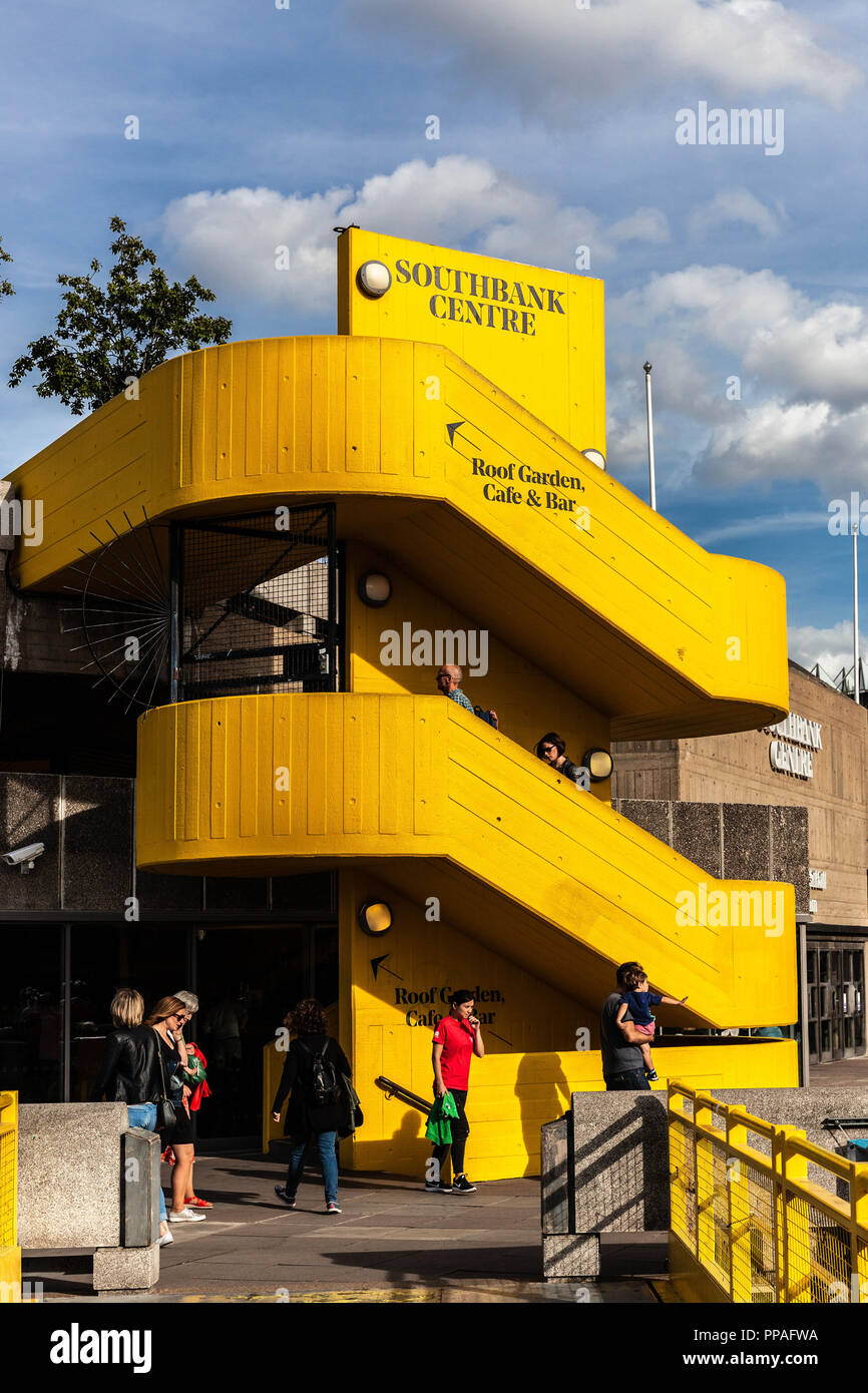 Vol extérieur coloré des escaliers au Southbank Center, South Bank, Londres, Angleterre, Royaume-Uni. Banque D'Images
