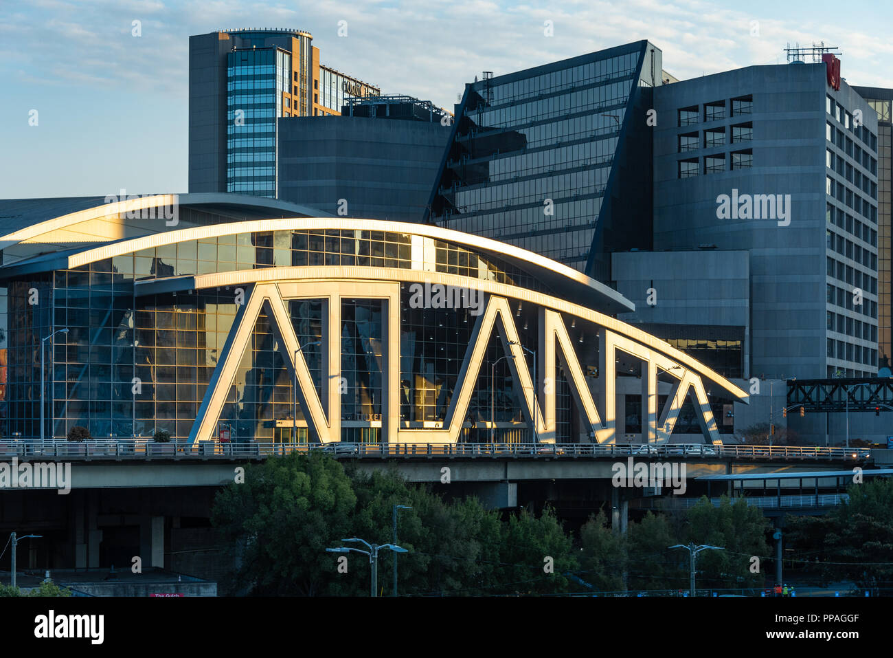 Atlanta Georgia's State Farm Arena, avec son architecture typographique, spotlit apparaît par le soleil levant au lever du soleil. (USA) Banque D'Images