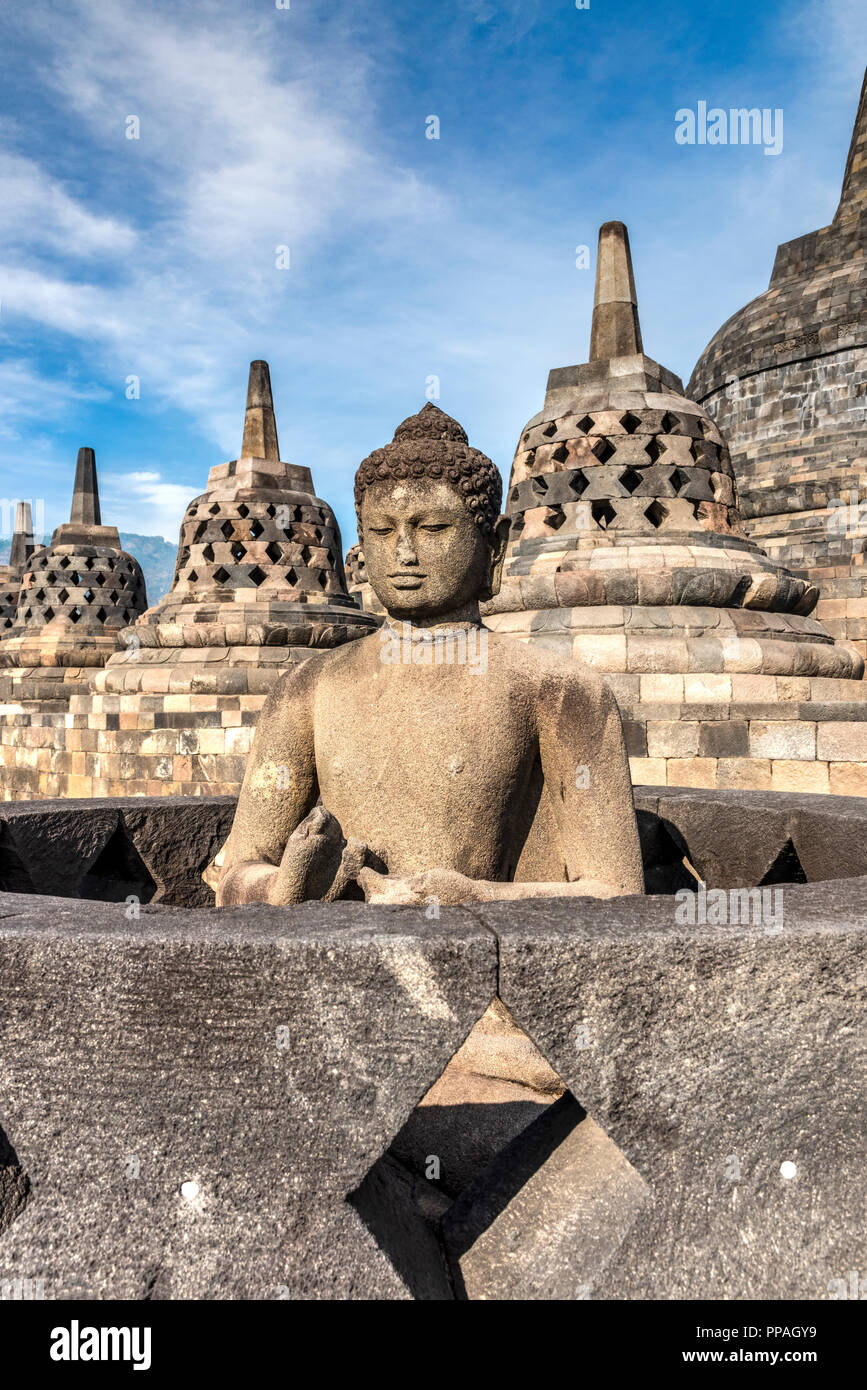 Statue de Bouddha, Candi Borobudur temple bouddhiste, Muntilan, Java, Indonésie Banque D'Images