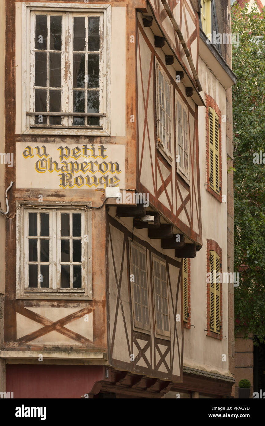 Restaurant sign peint décoratif sur le bâtiment à colombages Morlaix Bretagne France Banque D'Images