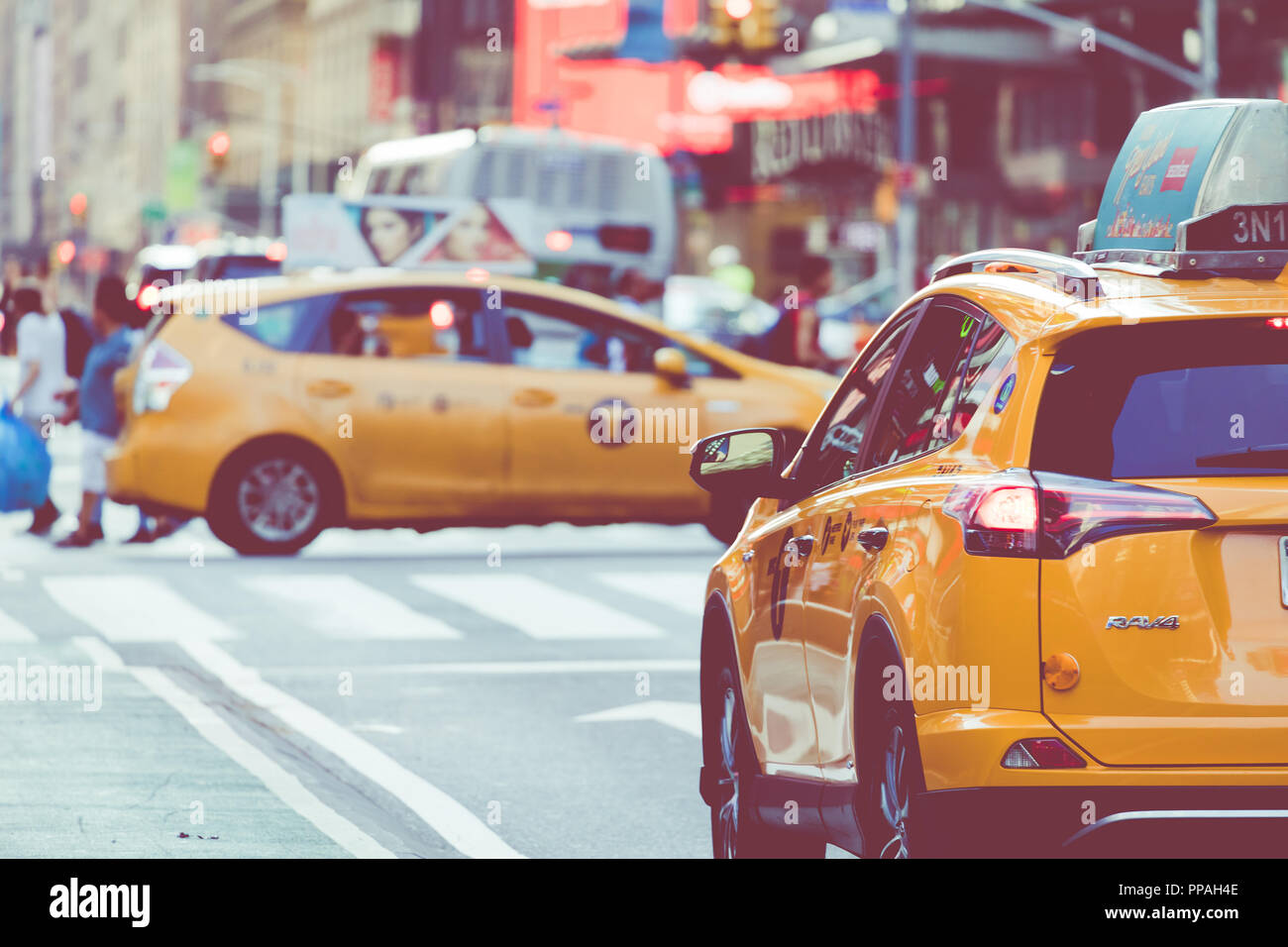 NEW YORK - 2 septembre 2018 : taxi jaune vitesse dans Times Square l'intersection de touristiques et du commerce et de l'art du néon est un établissement emblématique de la rue Banque D'Images